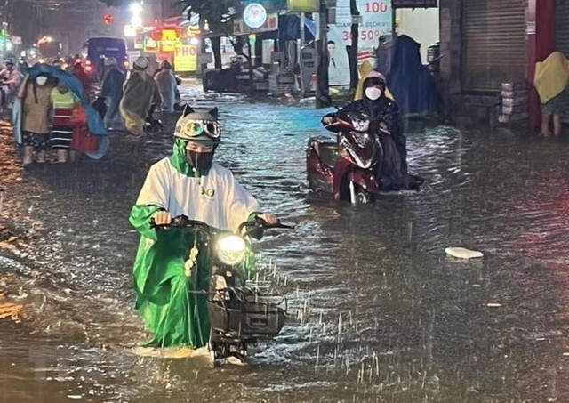 Mưa lớn kéo dài, nhiều tuyến đường ở TP.HCM chìm trong 'biển nước' - Ảnh 2.