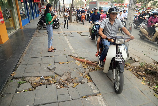 Xe đi lên vỉa hè thì vài năm là vỡ hết đá lát - Ảnh 2.