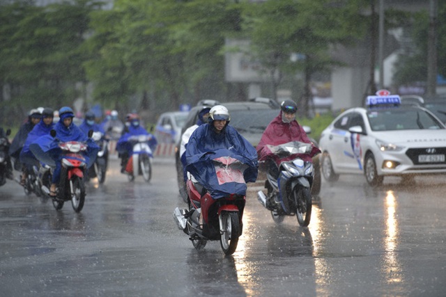 Mưa dông từ Bắc vào Nam, Nghệ An đến Quảng Trị mưa lớn kéo dài - Ảnh 2.
