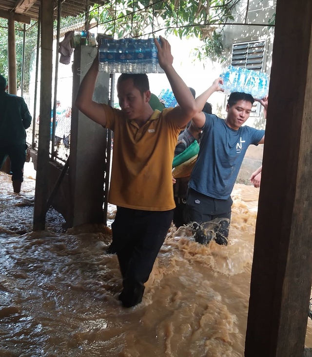 Tâm lũ ở huyện Kỳ Sơn: Càng mưa lũ, càng phải vào với dân bản - Ảnh 2.
