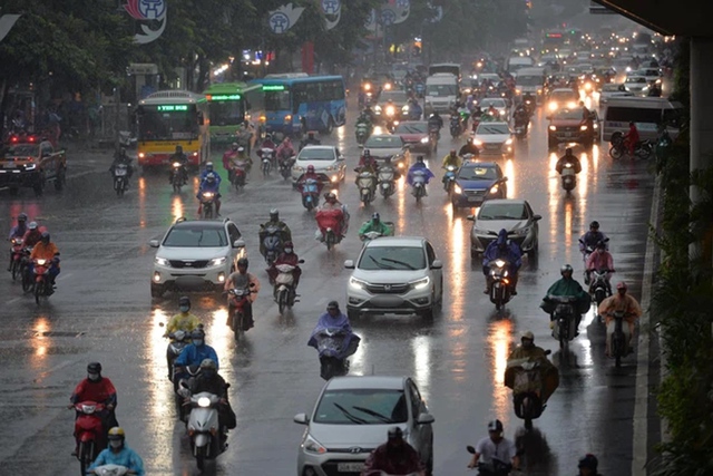 Mưa dông từ Bắc vào Nam, Nghệ An đến Quảng Trị mưa lớn kéo dài - Ảnh 1.