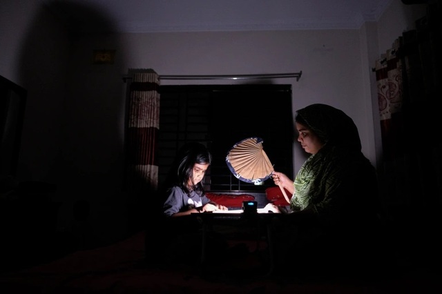 Bangladesh chìm trong bóng tối, 130 triệu người không có điện để dùng - Ảnh 1.