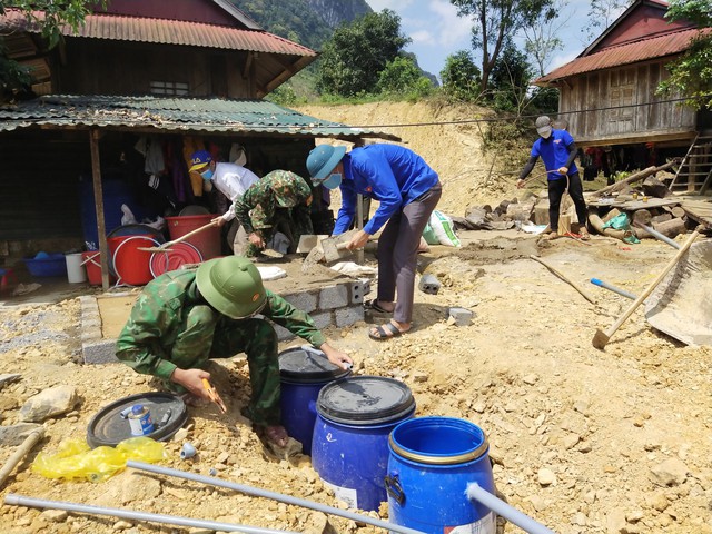 Đảm bảo sức khỏe và vệ sinh môi trường, bộ đội biên phòng giúp dân bản xây nhà vệ sinh - Ảnh 1.