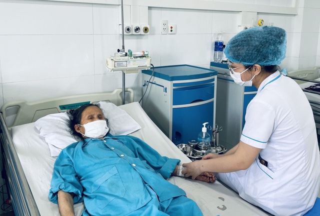 Bệnh viện Đà Nẵng cứu sống cụ bà 78 tuổi bị phình động mạch chủ bụng vỡ nguy kịch   - Ảnh 1.