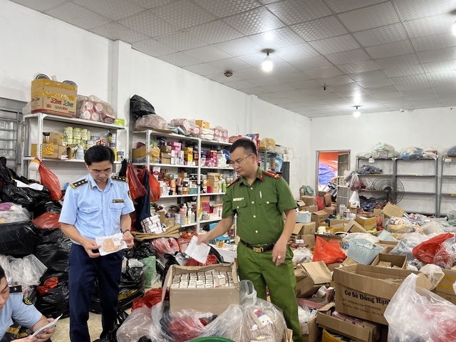 Phát hiện tổng kho hàng giả mạo, hàng nhập lậu ngày chốt hàng nghìn đơn - Ảnh 2.