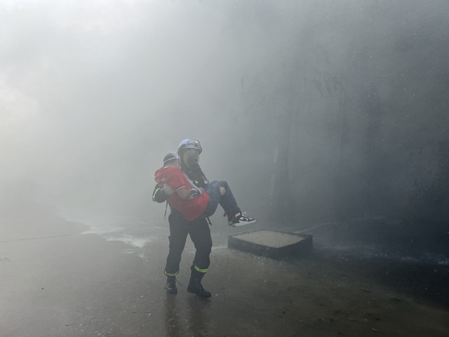 Giải cứu 20 công nhân mắc kẹt trong vụ cháy giả định tại làng nghề ở ngoại thành Hà Nội - Ảnh 5.