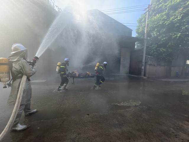 Giải cứu 20 công nhân mắc kẹt trong vụ cháy giả định tại làng nghề ở ngoại thành Hà Nội - Ảnh 4.