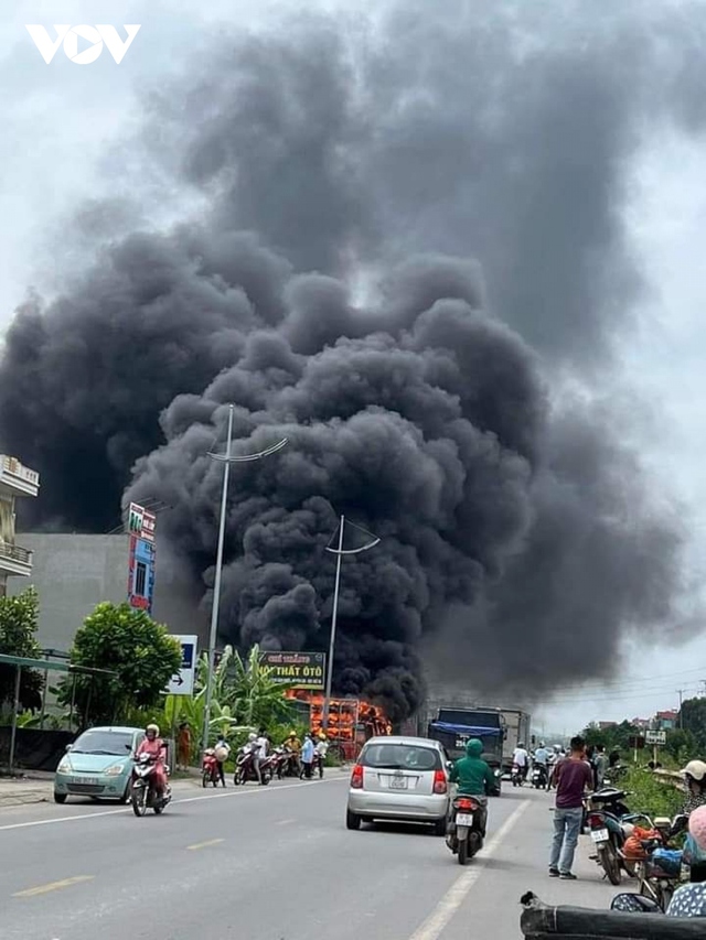 Bắc Giang: Cháy lớn tại gara ôtô Nhàn Nhã, thiêu rụi hai xe ôtô - Ảnh 1.