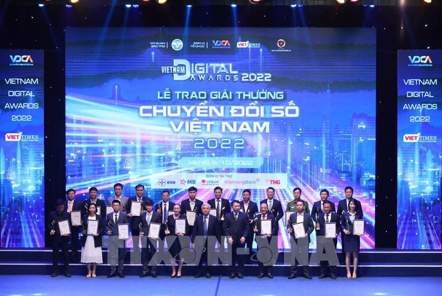 Vinh danh 49 đơn vị chuyển đổi số xuất sắc tại Vietnam Digital Awards 2022 - Ảnh 2.