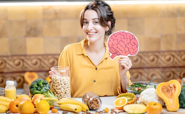 4 loại thực phẩm tốt nhất đối với não bộ và 4 loại thực phẩm cần tránh xa - Ảnh 1.