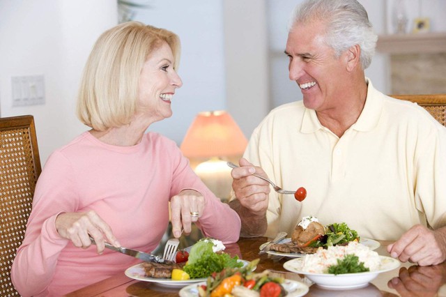 Người cao tuổi nên ăn uống khoa học, hợp lý để có đầy đủ chất dinh dưỡng cũng như năng lượng, sức khỏe cần thiết cho tuổi già.