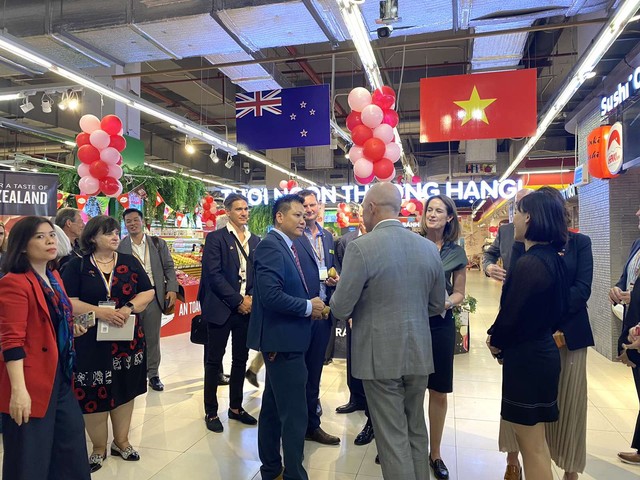 Tổng Lãnh sự quán New Zealand khảo sát thị trường sản phẩm nhập khẩu Việt Nam tại siêu thị WinMart  - Ảnh 1.