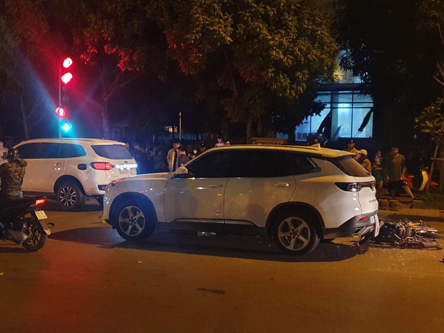 Hà Nội: Tai nạn liên hoàn giữa ô tô và xe máy khiến nhiều người bị thương - Ảnh 1.