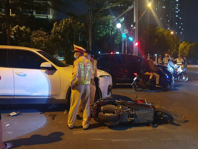 Hà Nội: Tai nạn liên hoàn giữa ô tô và xe máy khiến nhiều người bị thương - Ảnh 2.