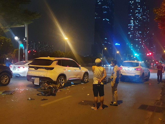 Hà Nội: Tai nạn liên hoàn giữa ô tô và xe máy khiến nhiều người bị thương - Ảnh 3.