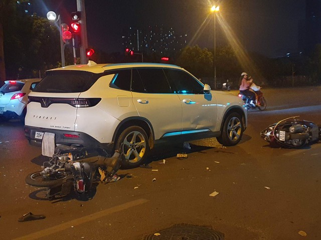 Hà Nội: Tai nạn liên hoàn giữa ô tô và xe máy khiến nhiều người bị thương - Ảnh 4.
