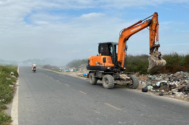 Hải Phòng: Tức thở vì bãi rác ven đường - Ảnh 2.