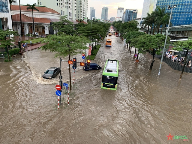 Dự án thoát nước chậm tiến độ là một trong những nguyên nhân khiến Hà Nội cứ 'mưa là ngập' - Ảnh 2.