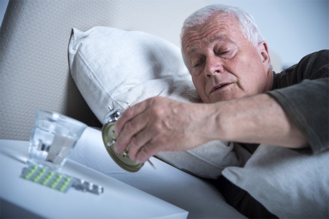 Bị mất ngủ khiến người cao tuổi có cảm giác mệt mỏi, khó khăn trong việc tập trung vào công việc, giảm trí nhớ, không có cảm giác thoải mái, buồn ngủ vào ban ngày, đau đầu vào buổi sáng.