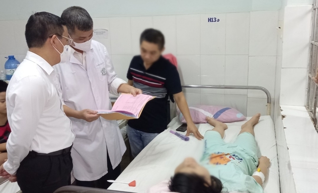 Đoàn Bộ Y tế trực tiếp khám bệnh vụ ngộ độc tập thể ở Nha Trang, bệnh nhân điều trị đúng phác đồ - Ảnh 2.