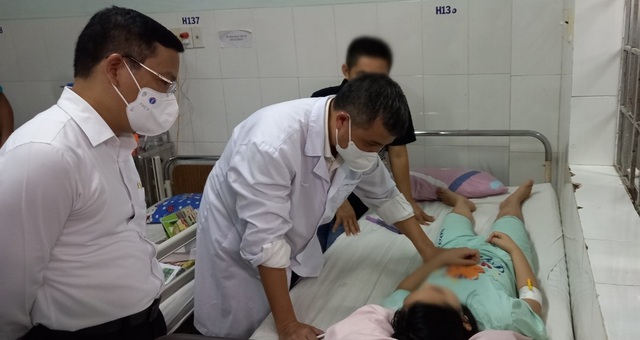 Đoàn Bộ Y tế trực tiếp khám bệnh vụ ngộ độc tập thể ở Nha Trang, bệnh nhân điều trị đúng phác đồ - Ảnh 4.