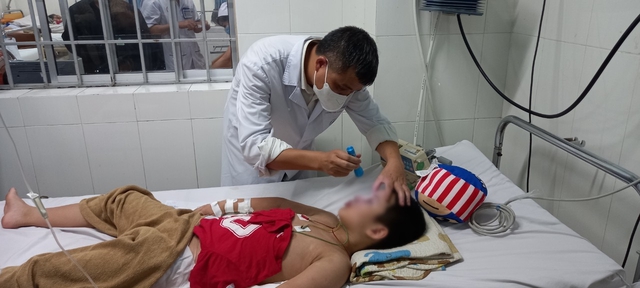 Đoàn Bộ Y tế trực tiếp khám bệnh vụ ngộ độc tập thể ở Nha Trang, bệnh nhân điều trị đúng phác đồ - Ảnh 5.