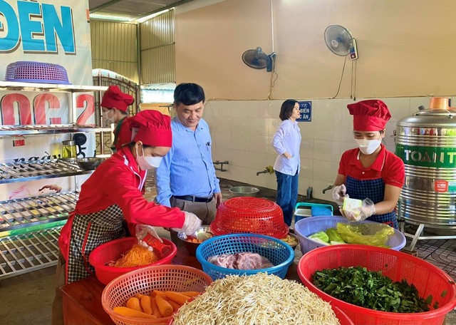 Nhiều bếp ăn bán trú ở Nghệ An chưa đảm bảo an toàn vệ sinh thực phẩm - Ảnh 1.
