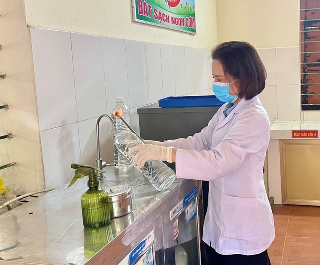 Nhiều bếp ăn bán trú ở Nghệ An chưa đảm bảo an toàn vệ sinh thực phẩm - Ảnh 3.