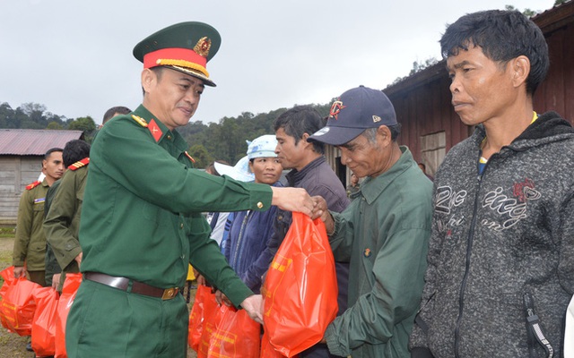 Quảng Nam: Tặng quà, khám bệnh cấp thuốc cho nhân dân các bộ tộc Lào - Ảnh 1.