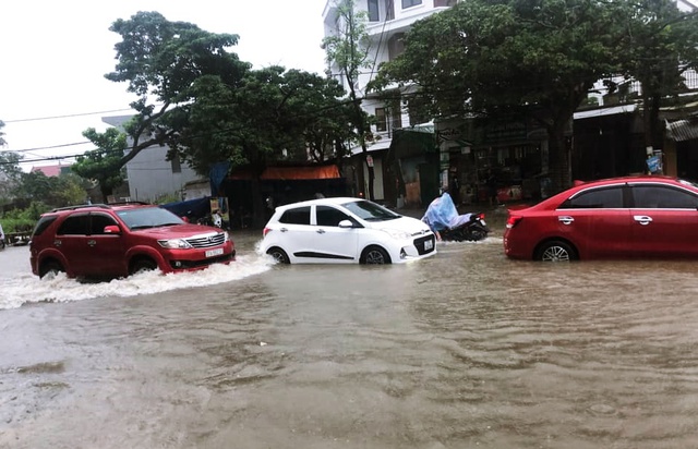 Mưa lớn kéo dài khiến nhiều tuyến đường ở TP Vinh ngập sâu - Ảnh 6.