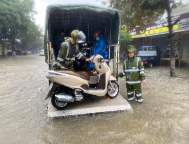 Mưa lớn kéo dài khiến nhiều tuyến đường ở TP Vinh ngập sâu - Ảnh 4.