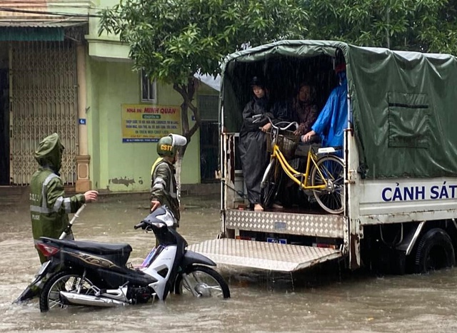 Mưa lớn kéo dài khiến nhiều tuyến đường ở TP Vinh ngập sâu - Ảnh 5.