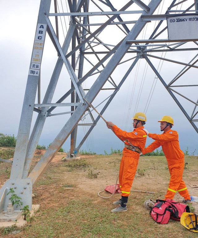 Truyền tải điện Tây Bắc 2 tăng cường công tác thí nghiệm định kỳ, sửa chữa, bảo dưỡng vận hành an toàn lưới TTĐ - Ảnh 1.