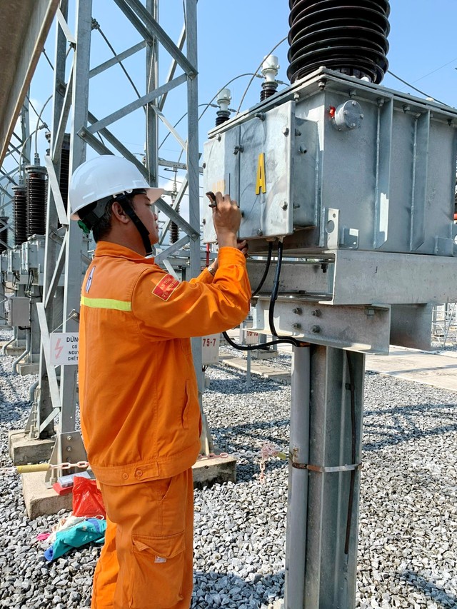 Truyền tải điện Tây Bắc 2 tăng cường công tác thí nghiệm định kỳ, sửa chữa, bảo dưỡng vận hành an toàn lưới TTĐ - Ảnh 3.