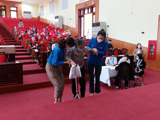 Hơn 350 người nghèo ở Bắc Ninh được KCB miễn phí - Ảnh 3.