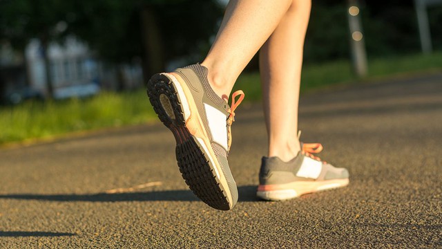 Đi bộ, dù chưa đến 10.000 bước chân/ngày giảm nguy cơ sa sút trí tuệ - Ảnh 2.