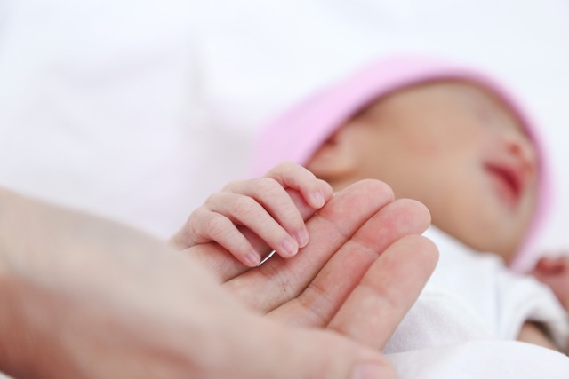 Bác sĩ kịp thời cứu nguy buồng trứng bé gái mới sinh 1 ngày tuổi - Ảnh 1.