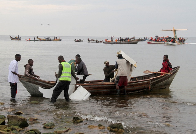 Tanzania: Hiện trường thảm kịch máy bay chở 43 người lao xuống hồ Victoria - Ảnh 5.