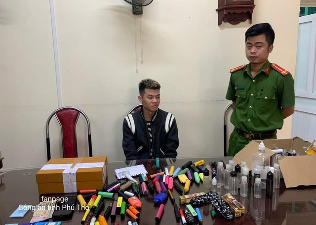Nguyễn Văn Lộc và tang vật bị thu giữ. Ảnh: H.P