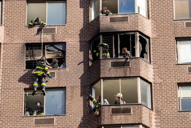 Thót tim giải cứu người phụ nữ suýt rơi từ tầng 20 do cháy chung cư - Ảnh 4.