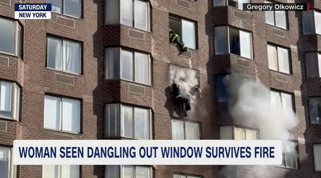 Thót tim giải cứu người phụ nữ suýt rơi từ tầng 20 do cháy chung cư - Ảnh 2.
