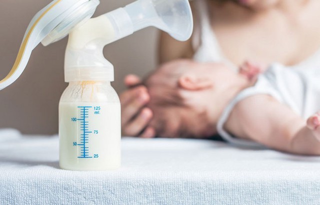Cách vắt sữa đúng nhất cho bà mẹ sau sinh - Ảnh 2.