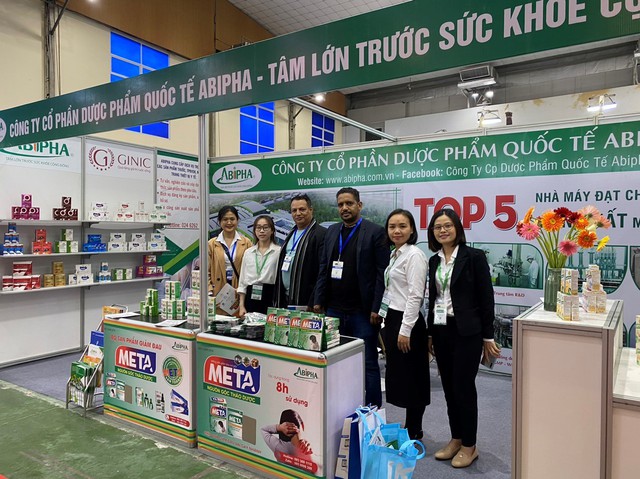 Khách hàng đổ bộ gian hàng Abipha tại Triển lãm QT chuyên ngành Y dược HN - Ảnh 1. Khách hàng đổ bộ gian hàng Abipha tại Triển lãm QT chuyên ngành Y dược HN - Ảnh 1.