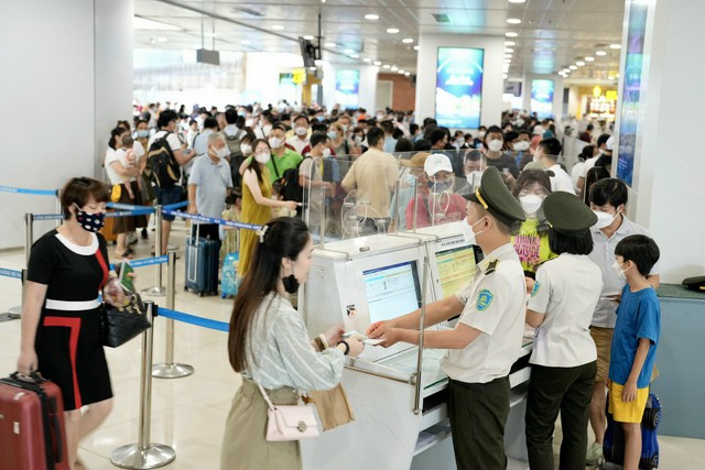 Đường bay Hồng Kông - Hà Nội được nối lại sau gần 3 năm gián đoạn do dịch COVID-19 - Ảnh 2.