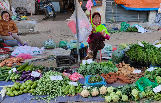 Giá rau xanh tăng 'chóng mặt', dân rủ nhau giảm rau ăn thịt - Ảnh 2.