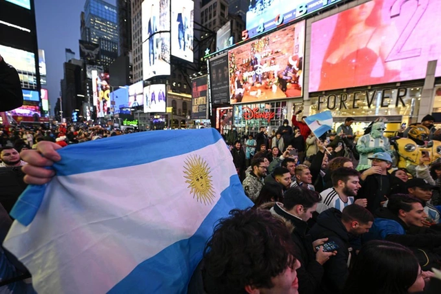 Biển người đổ xuống đường ăn mừng Argentina vô địch World Cup 2022 - Ảnh 2.