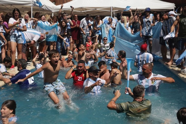Người dân Argentina bùng nổ sau chiến thắng ấn tượng của đội nhà - Ảnh 7.