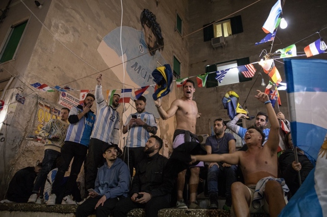 Người dân Argentina bùng nổ sau chiến thắng ấn tượng của đội nhà - Ảnh 8.