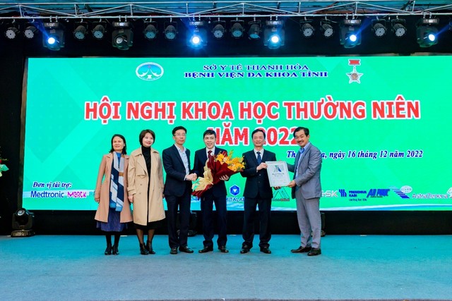 Bệnh viện Đa khoa tỉnh Thanh Hóa được trao chứng nhận Bạch kim về điều trị đột quỵ - Ảnh 1.