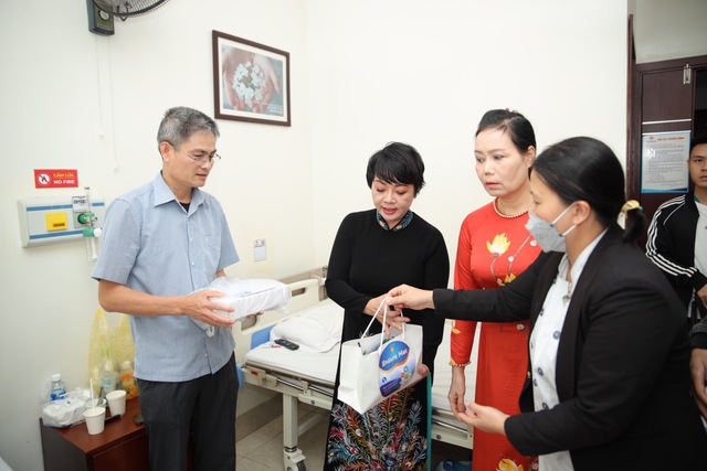Nghệ sĩ Trà My, NSND Thái Bảo “Trao yêu thương” đến bệnh nhân tại Bệnh viện An Việt - Ảnh 8.